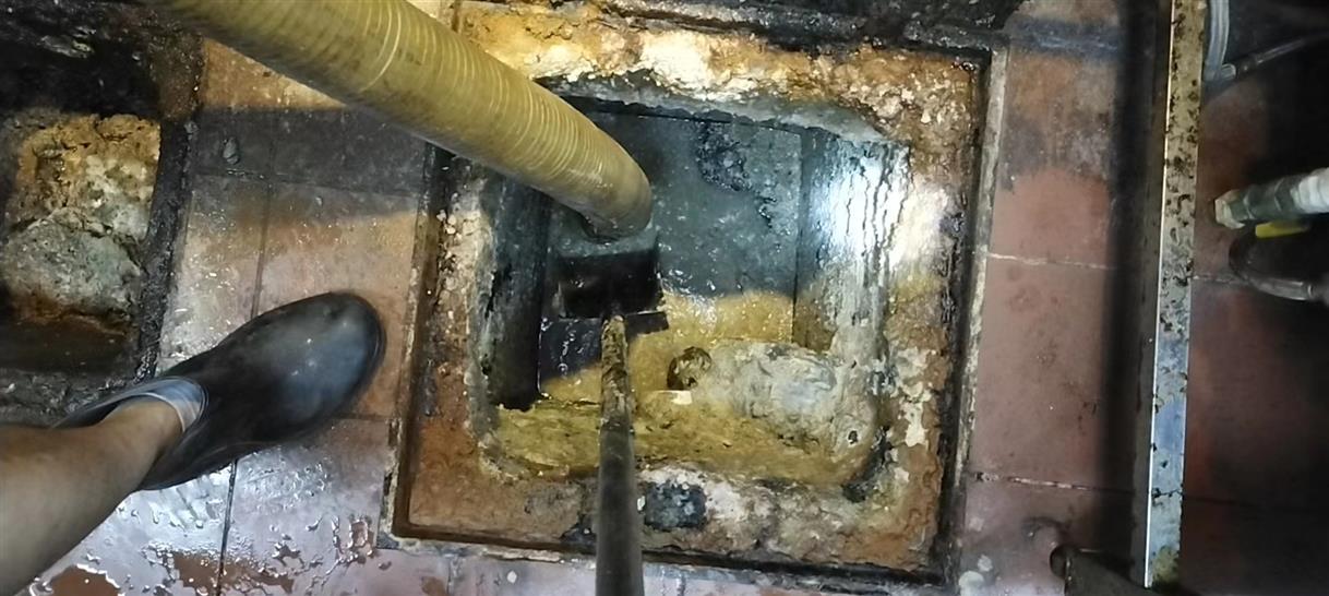 小蓝污水池清理一般都有毒气，怎么预防中毒呢？
