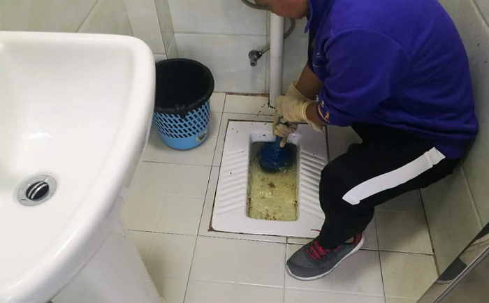 小蓝疏通蹲坑