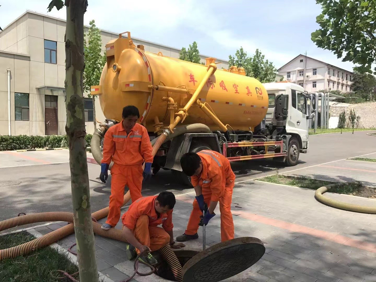 小蓝化粪池清理与5-8吨吸粪车施工效率分析